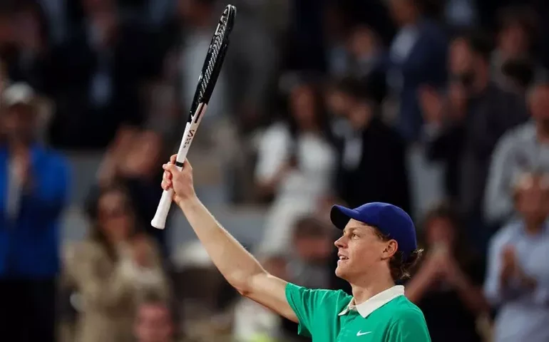 Sinner domina Rublev e avança às quartas em Roland Garros