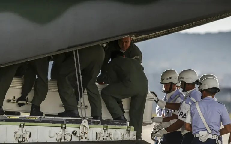 FAB leva corpos de vítimas de acidente de Vinhedo para o Paraná