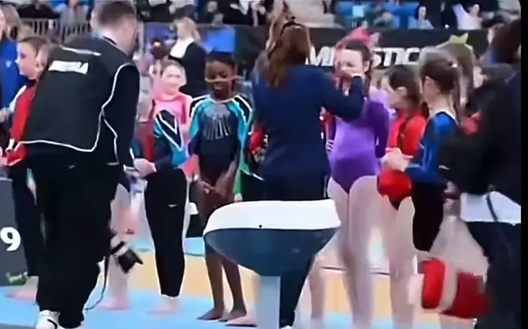 Mãe de ginasta negra ignorada em premiação quer que vídeo pare de circular e diz que pedido de desculpas 'não foi genuíno'