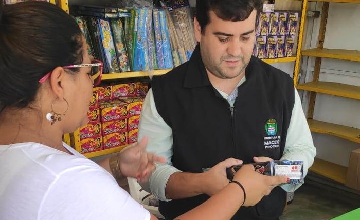 Procon Maceió autua pontos de venda de fogos de artifício