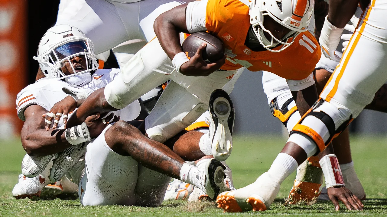 Técnico do Texas, Sarkisian, diz que os Longhorns precisam acabar com as comemorações inaceitáveis ​​após grandes jogadas.