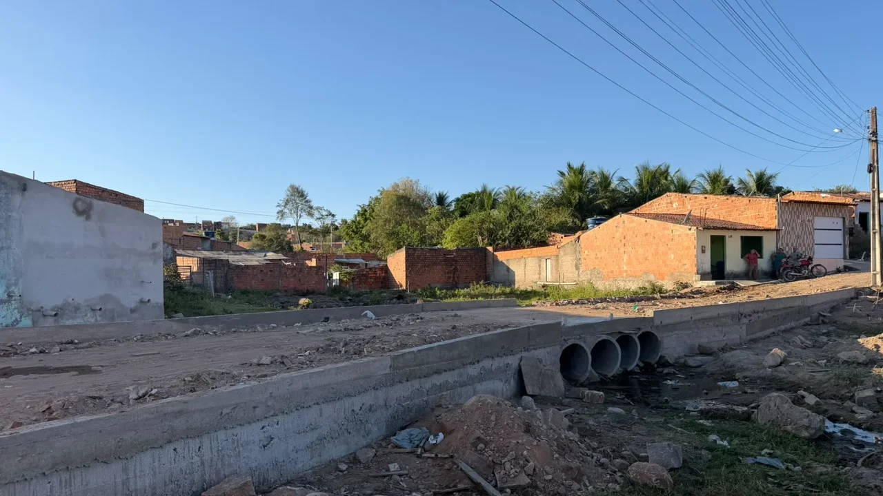 Gestão do prefeito Eduardo Bulhões constrói 17ª passagem molhada em Santana do Ipanema