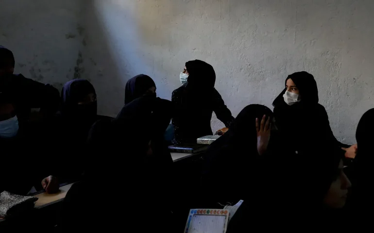 Talibã retoma apedrejamentos e açoites de mulheres, e organizações humanitárias culpam 'silêncio internacional'