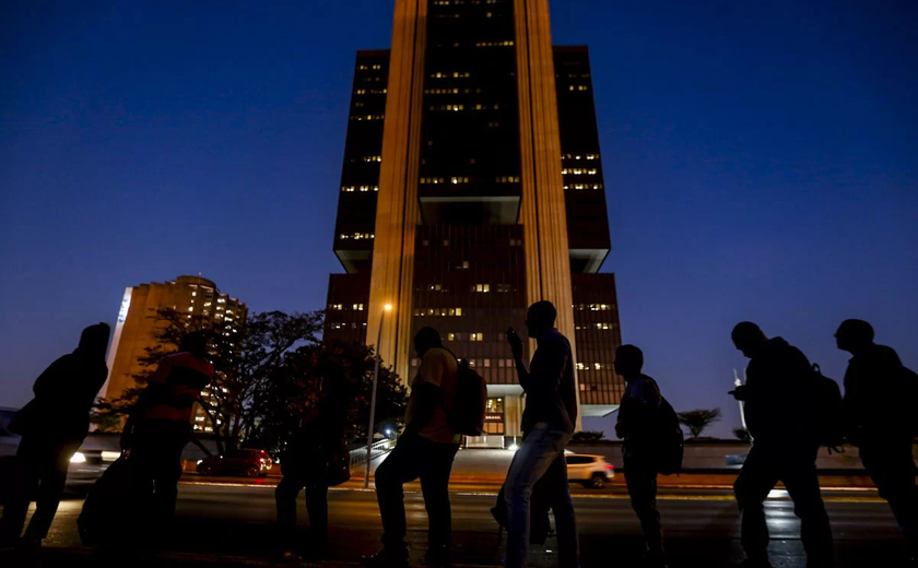 BC volta a reduzir taxa de juros em 0,5 ponto percentual, para 12,75%