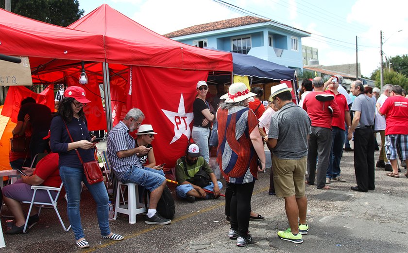 Apoiadores de Lula prometem ficar acampados por meses