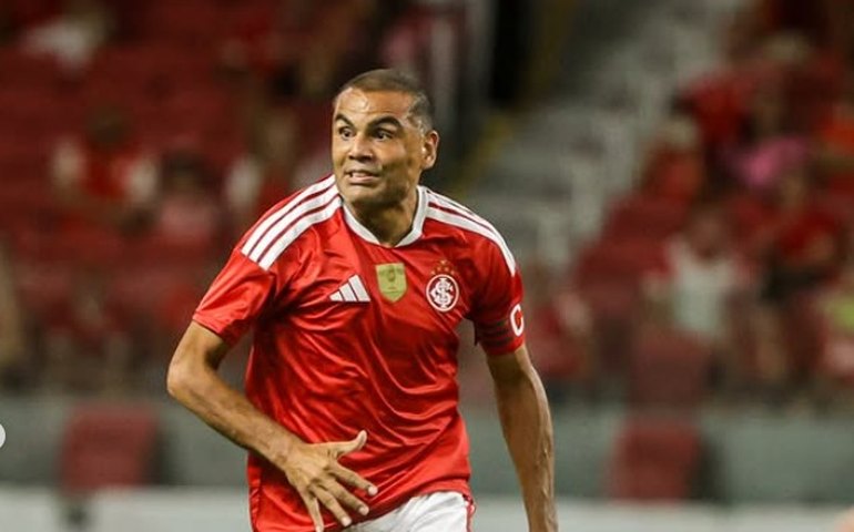 Internacional goleia Ypiranga e avança à final do Gauchão