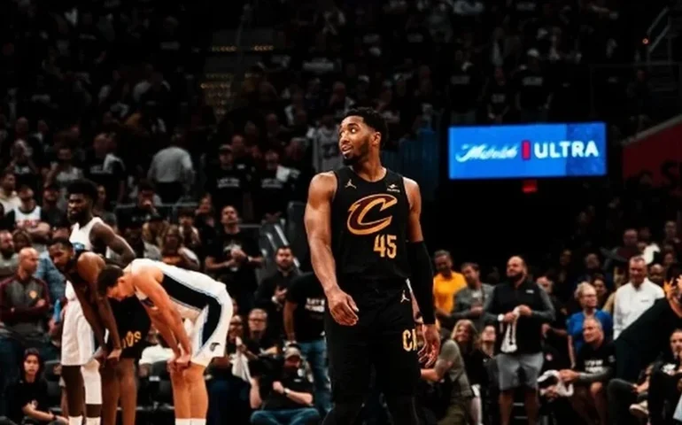 Cleveland Cavaliers derrota Charlotte Hornets e alcança 15 vitórias consecutivas na NBA