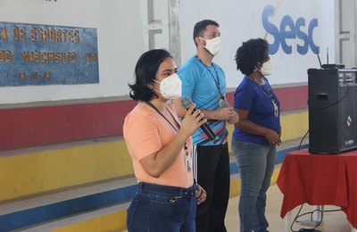 Sesc/AL realiza entrega de materiais esportivos para alunos do Jogando e Aprendendo a Viver 