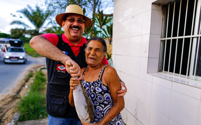 Prefeito Gilberto Gonçalves retoma tradicional entrega de peixes da Semana Santa