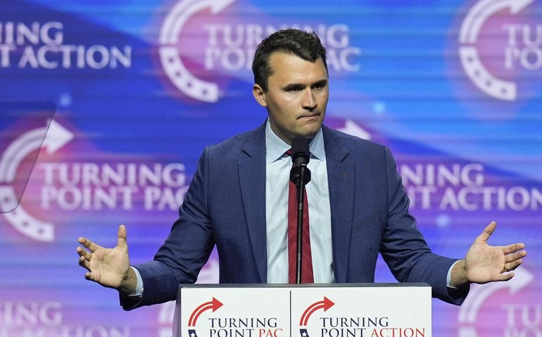 Analista político norte-americano é baleado durante evento em universidade nos EUA