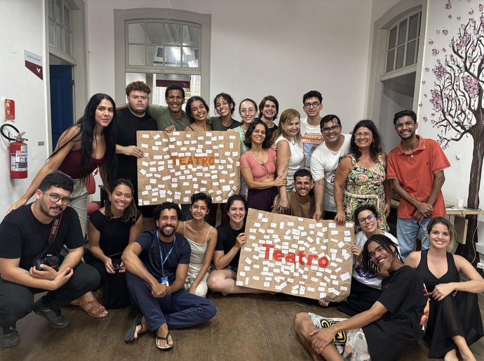 Oficina Teatre-SE encerra ciclo com espetáculo itinerante Preto é a Cor que Mais Brilha na Biblioteca Pública