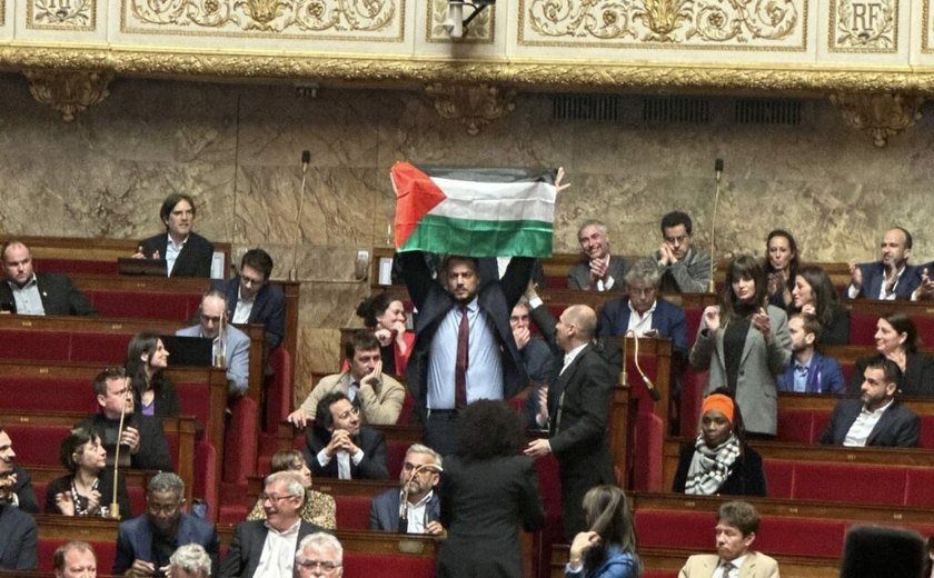 Parlamento francês sanciona deputado com pena máxima por exibir bandeira da Palestina