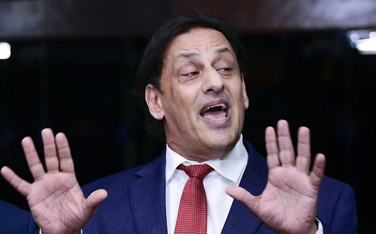 Advogado da família Bolsonaro, Wassef é alvo de busca e tem celular apreendido pela PF