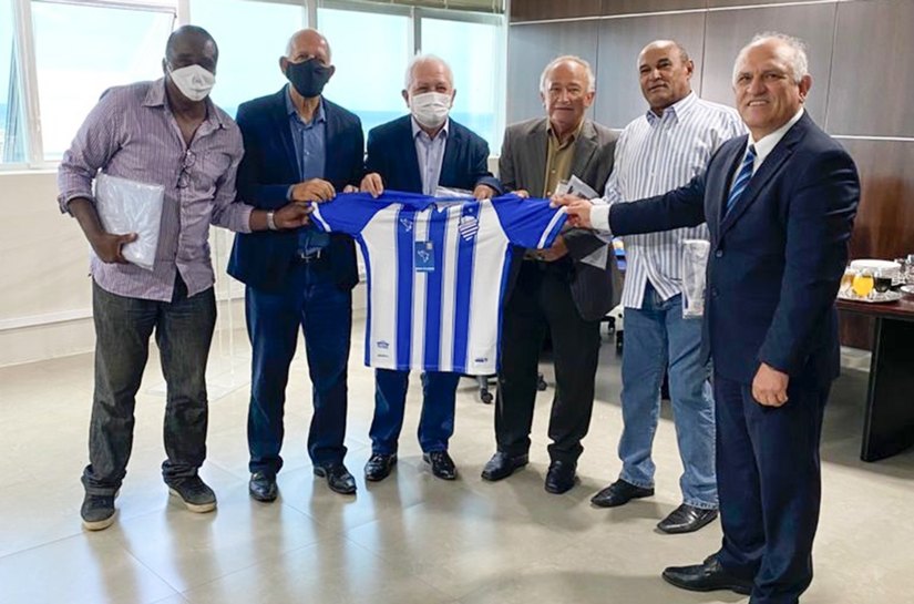 Ex-jogador do CSA, presidente do TRE/AL recebe companheiros de clube