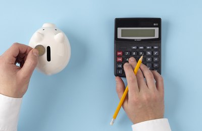 Com 79% das famílias endividadas em 2026, reserva financeira ganha importância para evitar novas dívidas