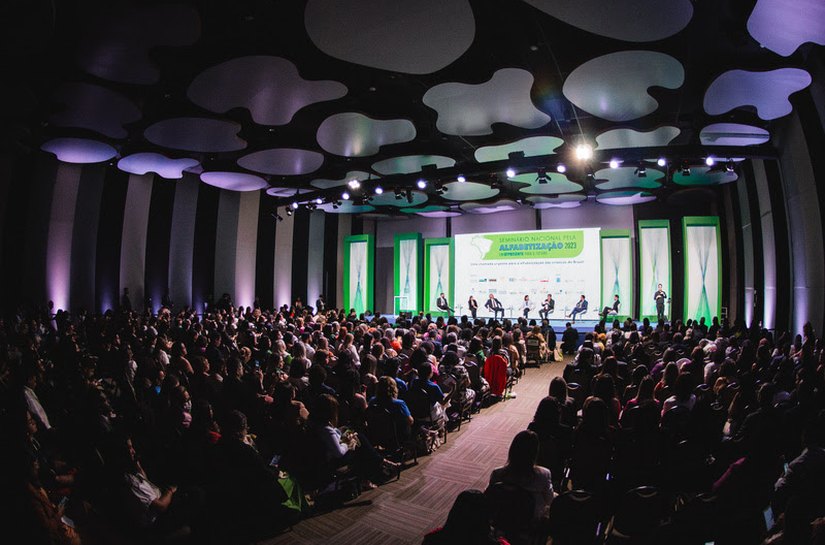 Seminário reúne especialistas para debater os caminhos da alfabetização no Brasil