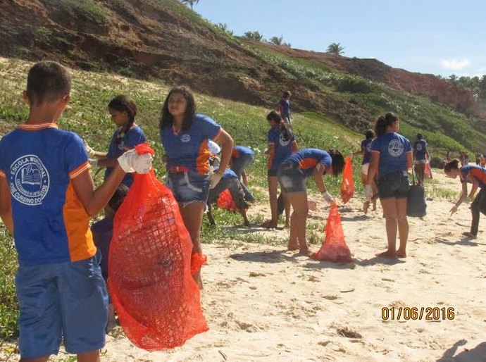 Estudantes recolhem quatro toneladas de lixo da orla marítima de Jequiá