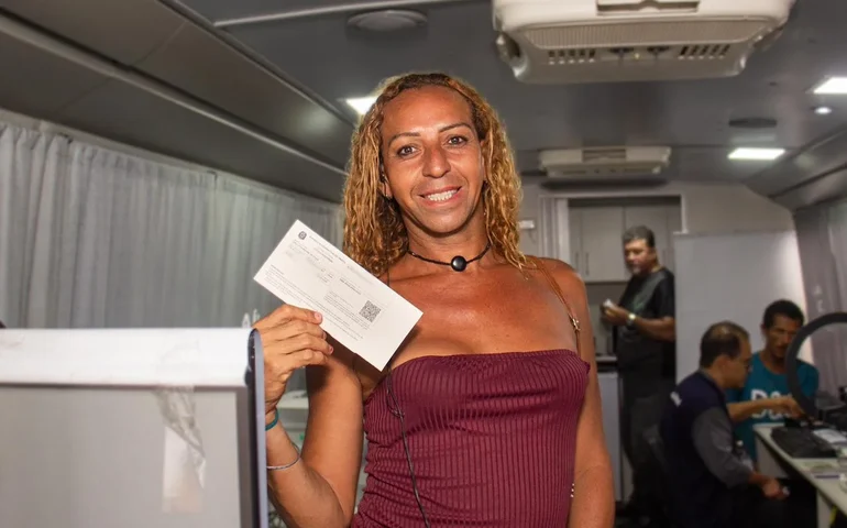 Ônibus do TRE-AL atende pessoas em situação de rua em Maceió