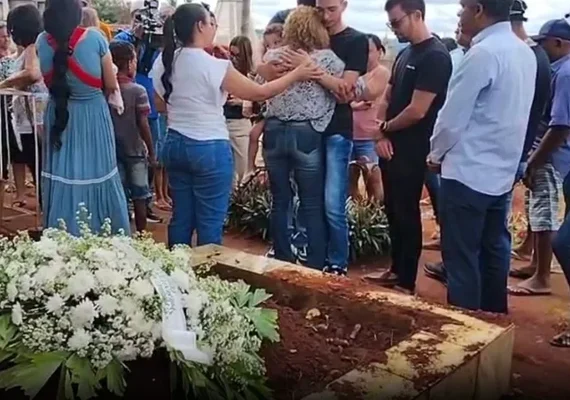 Enterro de menino morto pelo pai em Maceió comove população em Palmeira dos Índios
