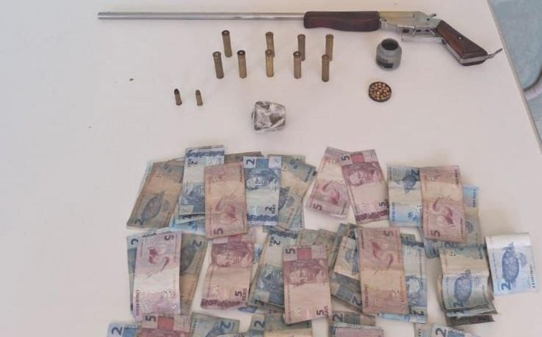 PM retira duas armas de fogo das ruas em ações no interior