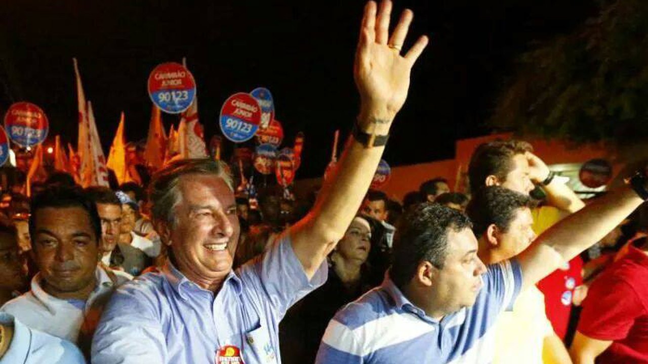 Palmeira: Em comício Collor surpreende pedindo voto para Pedro Vilela