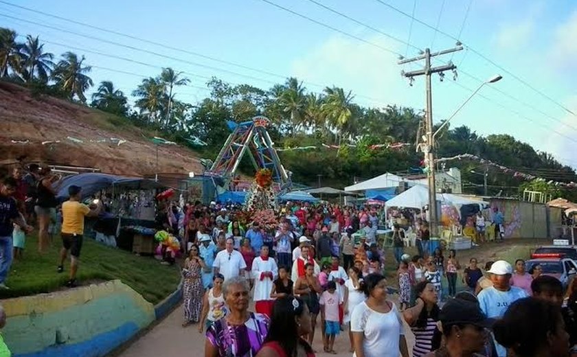 Multidão acompanha procissão de Santa Luzia na Barra de Santo Antônio