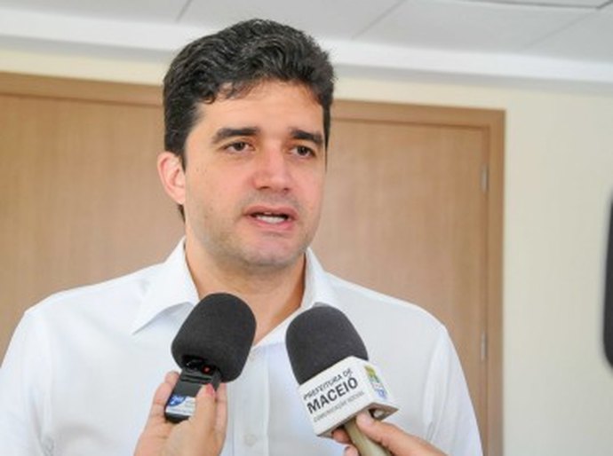 Rui entrega espaço esportivo no Benedito Bentes I