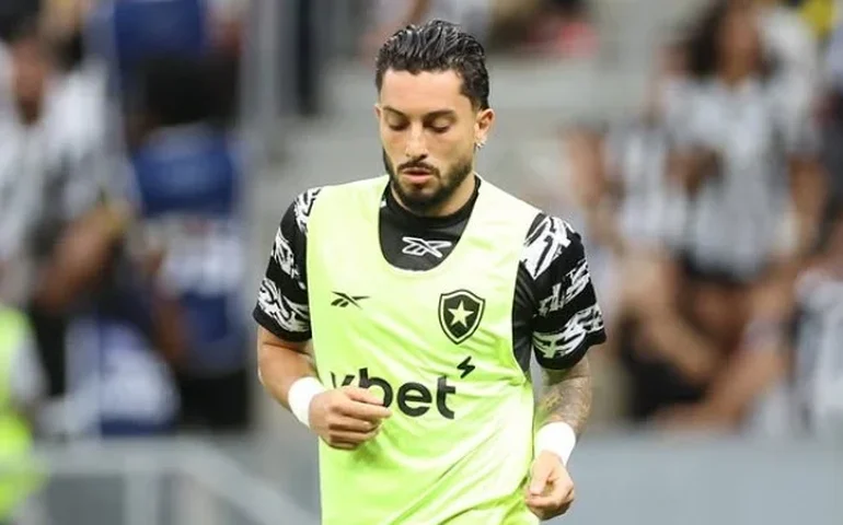 Botafogo não garante permanência de Danilo, e volante admite ansiedade por vaga na Copa