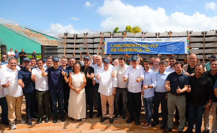 Governador participou do lançamento da obra com diversas autoridades políticas do estado Governador participou do lançamento da obra com diversas autoridades políticas do estado