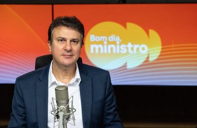 Camilo Santana: restrição de celulares nas escolas ajuda no combate à adultização de crianças