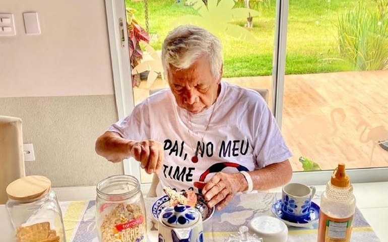 Roque, assistente de Silvio Santos, recebe alta do hospital: 'Agora, são 14 dias em casa repousando', diz a mulher