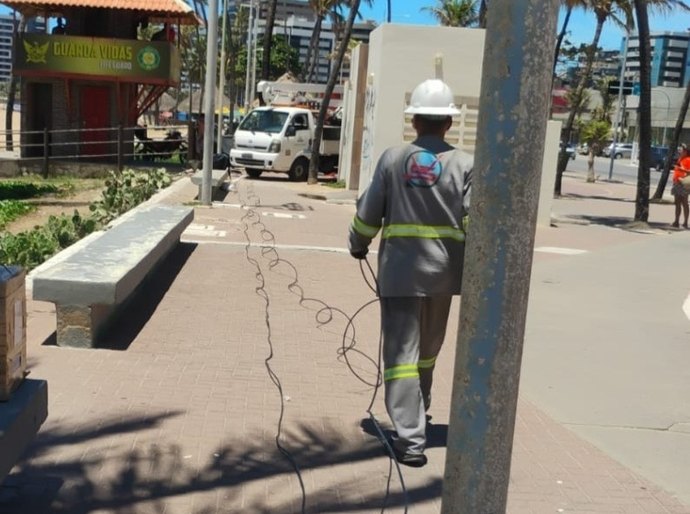Técnicos da Ilumina repõem cabeamento furtado no Posto 7, na Jatiúca