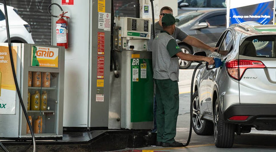 Gasolina fica R$ 0,18 mais barata nas refinarias a partir desta terça-feira / Foto: Foto: Edu Garcia/R7