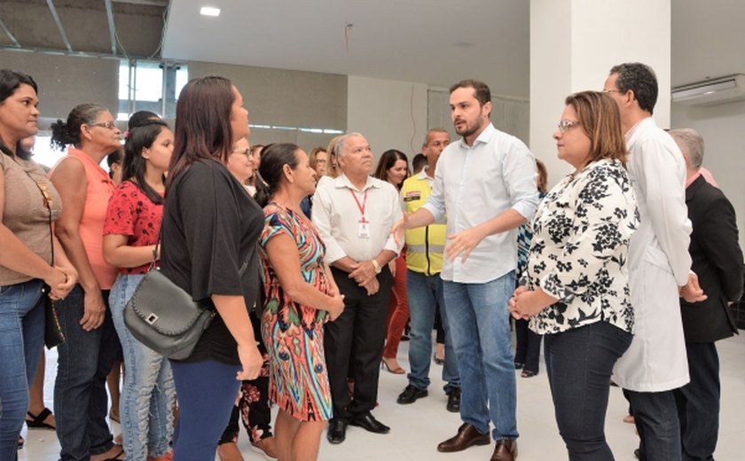 99% concluído: Hospital da Mulher recebe visita de moradoras do Jacintinho