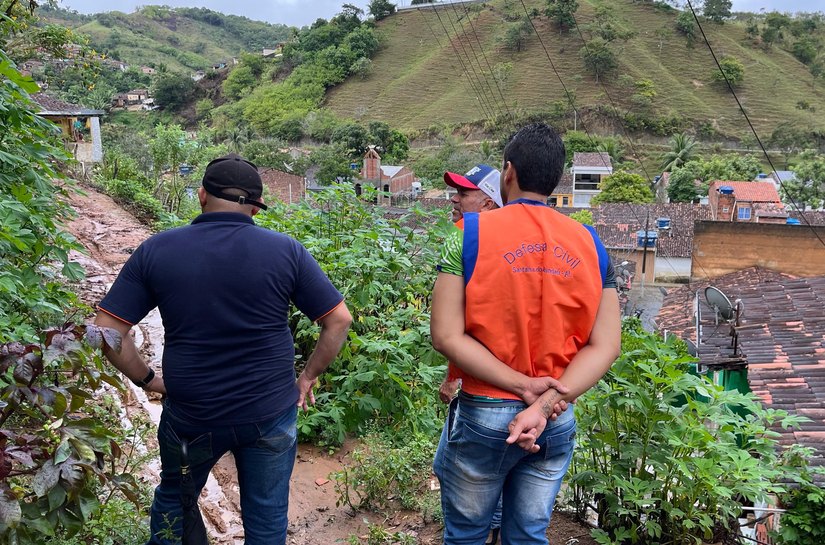 Prefeitura de Santana do Mundaú vistoria áreas e instala lonas de contenção