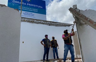 Convívio Social derruba construção irregular que estava à venda na internet