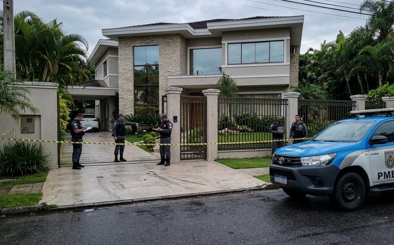 Criminosos invadem casa de alto padrão na Ilha do Governador e morador é baleado durante tentativa de reação