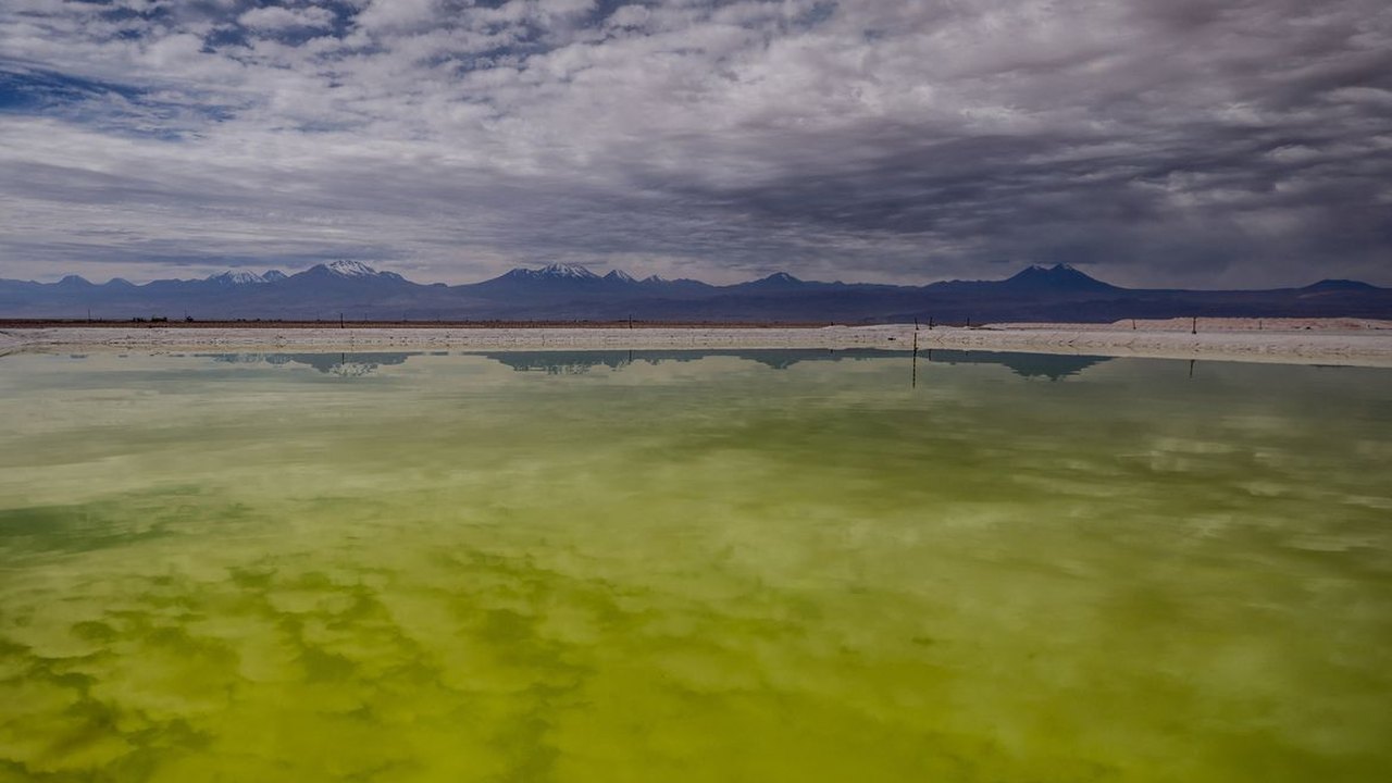 Mineração de lítio afunda lentamente salar do Atacama, diz estudo