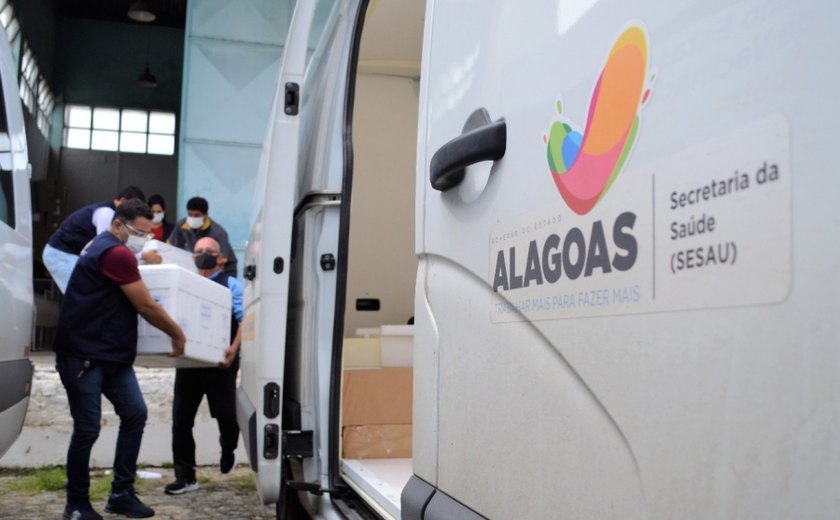 Governo de Alagoas inicia distribuição de 49.172 doses de AstraZeneca e Pfizer