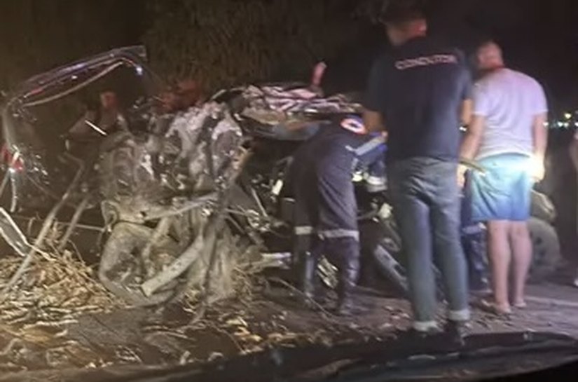 Carro colide contra árvore e uma pessoa morre, na BR-316