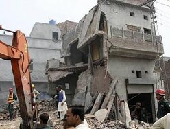Casa sendo demolida no Paquistão