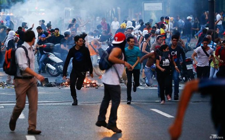 Homens mascarados invadem comitê da líder da oposição da Venezuela