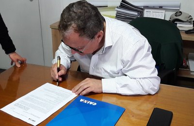Isnaldo Bulhões assina contrato que libera recursos para pavimentar ruas de Santana  