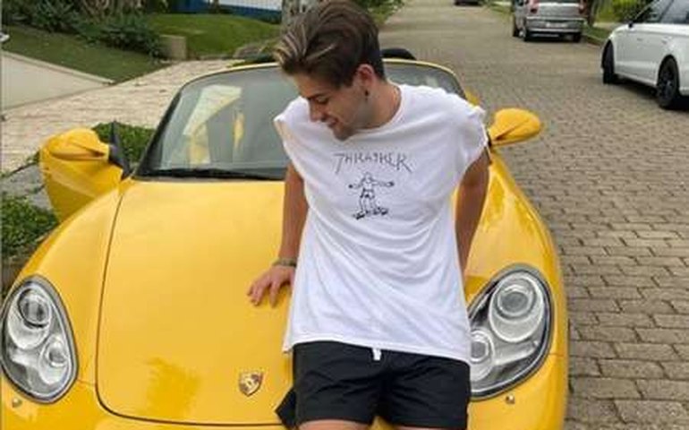 Mário Jr. posta foto com carro de luxo e brinca: &#8216;Obrigado, Letícia&#8217;