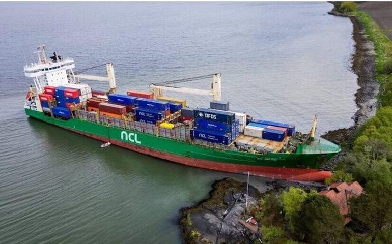 Um bom-dia inesperado: cargueiro quase atinge casa após encalhar na Noruega