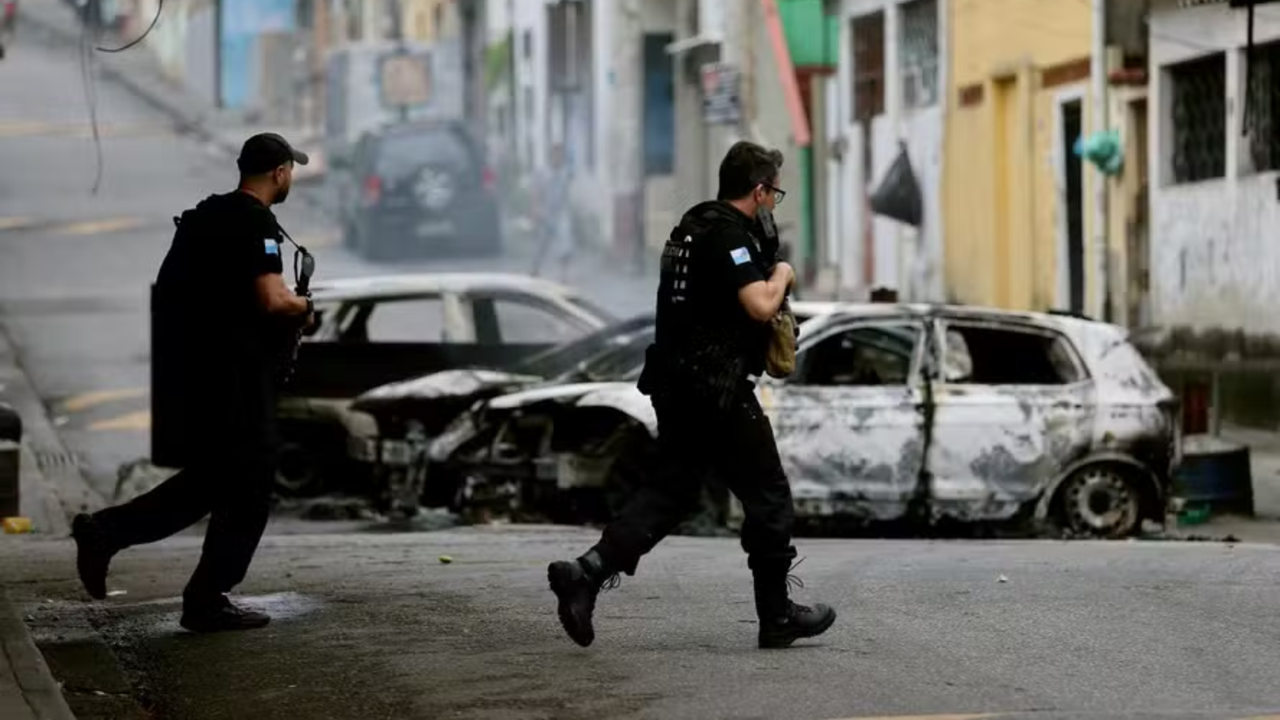 'Solta o moleque': em mensagens, traficantes do Alemão articulam pagamento de resgate a policiais para soltar comparsa preso