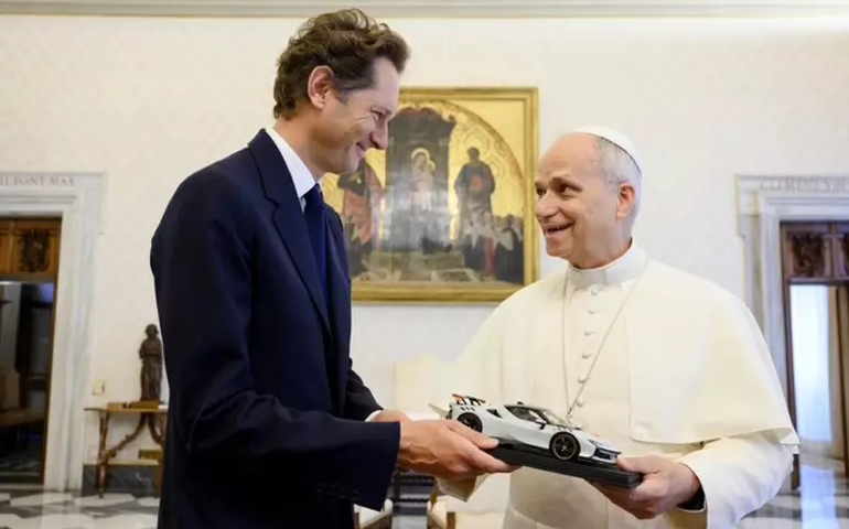 Presidente da Ferrari presenteia Papa com volante de F1