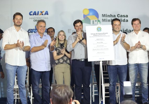 Renan prestigia entrega de duzentas moradias populares em Marechal
