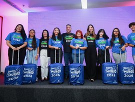 Governo de Alagoas entrega kits de viagem aos 200 estudantes selecionados para intercâmbio na Inglaterra