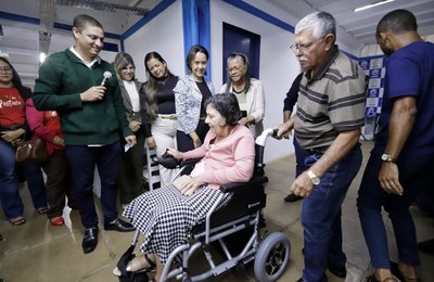 Prefeita Tia Júlia participa de entrega de cadeiras de rodas a usuários das instituições Apae, Pestalozzi e Credefip